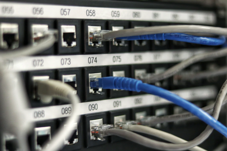 Corredor de rack de servidores com luzes de status em um data center